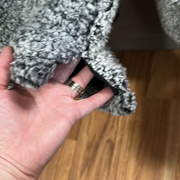 Comfy NWT Sherpa half zip!🖤 - Picture 5 of 8